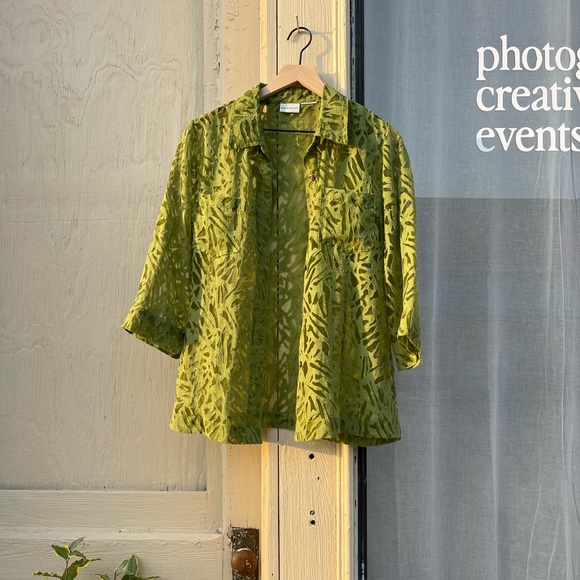 Green 3/4 sleeve button down top - Resort wear - Picture 1 of 9